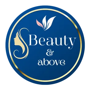 الشعار الرسمي لمتجر بيوتي آند أبف، يظهر صورة جانبية لوجه سيدة وتصميم أوراق شجر أنيقة داخل دائرة ذهبية على خلفية زرقاء داكنة. النص المكتوب هو "Beauty & Above" و "بيوتي آند أبف"